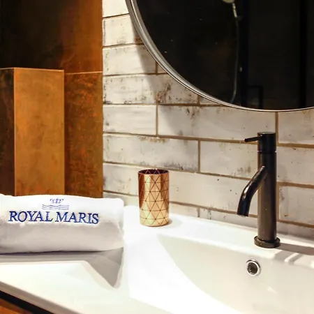 Royal Maris 7: Retreat Near & Port Apartment