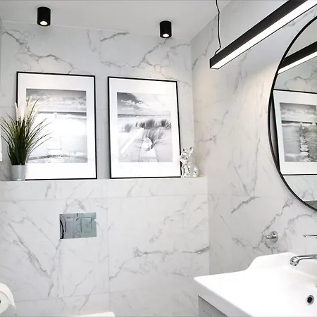 Royal Maris 3 Apartments: Prime Location *