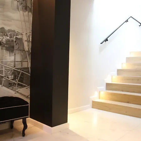 Royal Maris 3 Apartments: Prime Location
