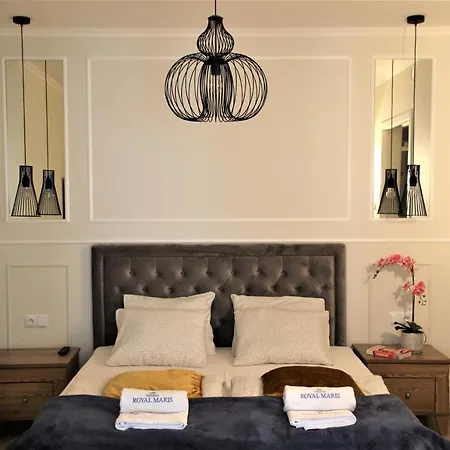 Royal Maris 3 Apartments: Prime Location