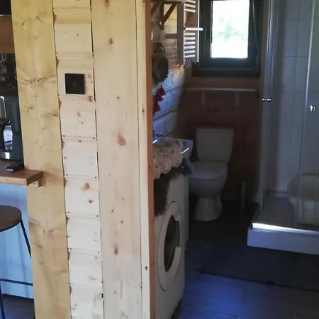 Woodorf-drewnem: Riverside Log With Outdoor Activities Holiday home