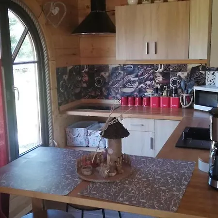 Woodorf-drewnem: Riverside Log With Outdoor Activities Holiday home