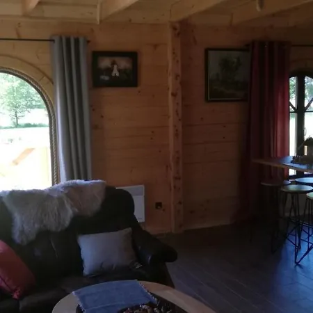Woodorf-drewnem: Riverside Log With Outdoor Activities Holiday home *