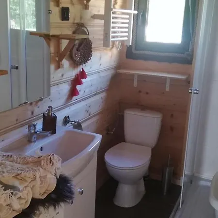 Woodorf-drewnem: Riverside Log With Outdoor Activities