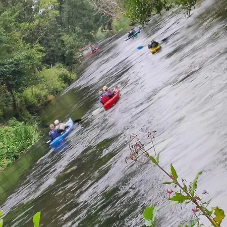 Woodorf-drewnem: Riverside Log With Outdoor Activities