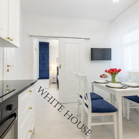 White House Granatowy 2b Ustka