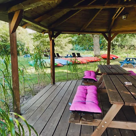 Woodorf-drewnem: Riverside Log With Outdoor Activities