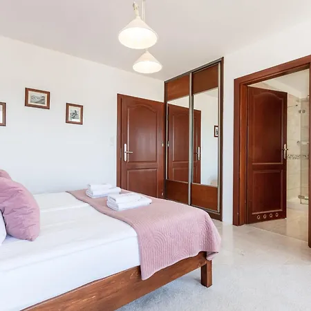 Columbus - Limanowskiego 1 Bed & Breakfast *