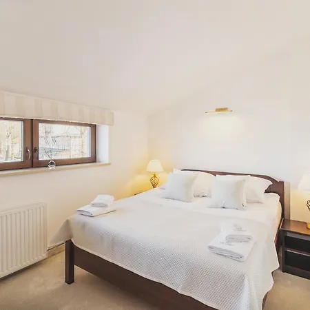 Columbus - Limanowskiego 1 Bed & Breakfast *