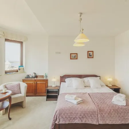 Bed & Breakfast Columbus - Limanowskiego 1 *